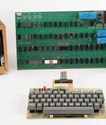 Jedinečné produkty Apple, prototypy a dokumenty podepsané Stevem Jobsem jsou v aukci