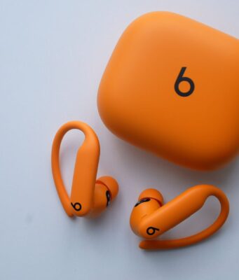 Apple vydal nový firmware pro sluchátka Powerbeats Pro 2