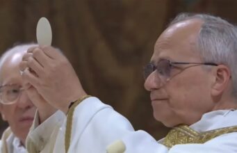 Nový papež Leo XIV nosí Apple Watch