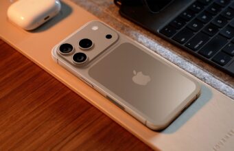 Na internetu se objevily dvě fotografie záhadného zařízení. Mohl by to být iPhone 17 Pro?