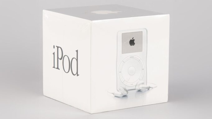 iPod první generace v uzavřené, nikdy neotevřené krabici, se vydražil za rekordní částku