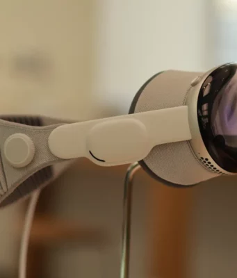 Apple v roce 2024 prodal 390 000 kusů Vision Pro