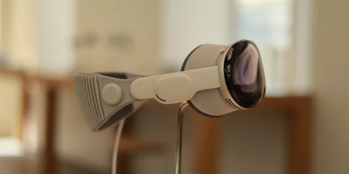 Apple v roce 2024 prodal 390 000 kusů Vision Pro