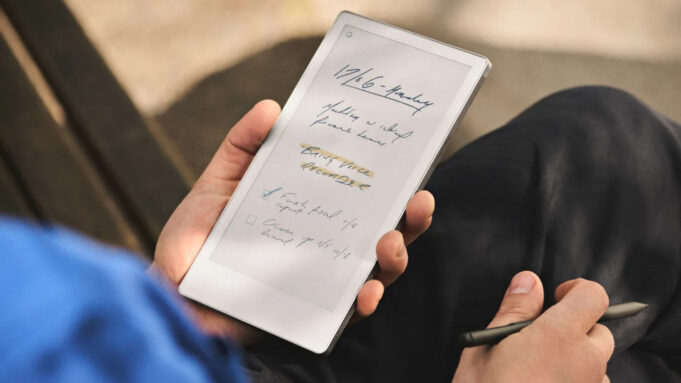 reMarkable představil konkurenta iPadu mini – Paper Pro Move