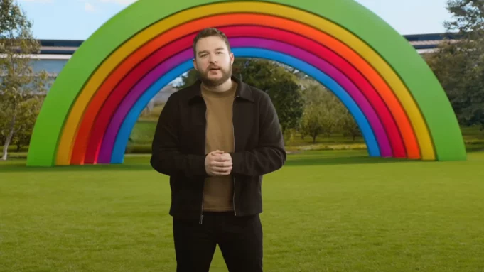 Apple si stěžuje soudu na Jona Prossera. Jeho právníci se měsíc neozvali