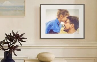 Aura představuje Ink Frame – první fotorámeček s realistickým vzhledem tištěné fotografie