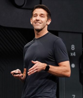 John Ternus je opět zmiňován jako pravděpodobný nový generální ředitel společnosti Apple