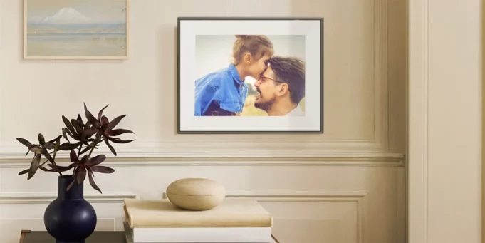 Jak funguje Aura Ink – digitální fotorámeček, který vypadá jako skutečná tištěná fotografie