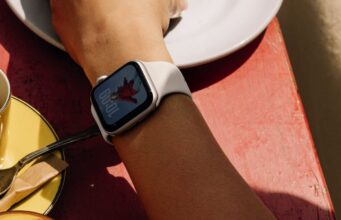 iOS 26.2 deaktivuje automatické sdílení Wi-Fi mezi iPhonem a Apple Watch v EU