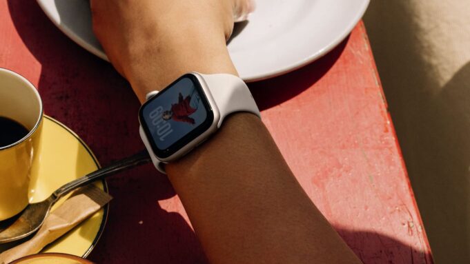 iOS 26.2 deaktivuje automatické sdílení Wi-Fi mezi iPhonem a Apple Watch v EU