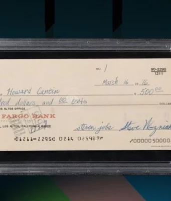 Šek podepsaný Stevem Jobsem a Stevem Wozniakem se vydražil v aukci za 2,4 milionu dolarů