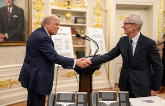 Tim Cook udržuje pracovní vztah s americkým prezidentem Donaldem Trumpem