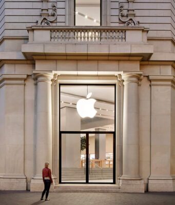 Prodejna Apple Passeig de Gràcia v srdci Barcelony se dnes znovu otevřela po zhruba tříměsíčním uzavření