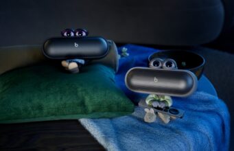 Apple sdílel novou reklamu na reproduktor Beats Pill, která vzdává hold reality show Love Island USA
