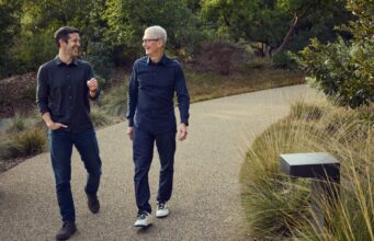 Tim Cook a John Ternus společně dorazili na konferenci Sun Valley. Jde o Cookovo poslední setkání v roli CEO Applu