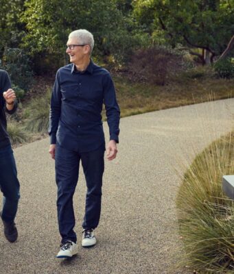 Tim Cook a John Ternus společně dorazili na konferenci Sun Valley. Jde o Cookovo poslední setkání v roli CEO Applu