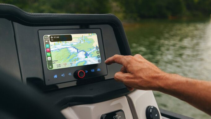 CarPlay bude k dispozici v pontonových lodích Crest a Balise